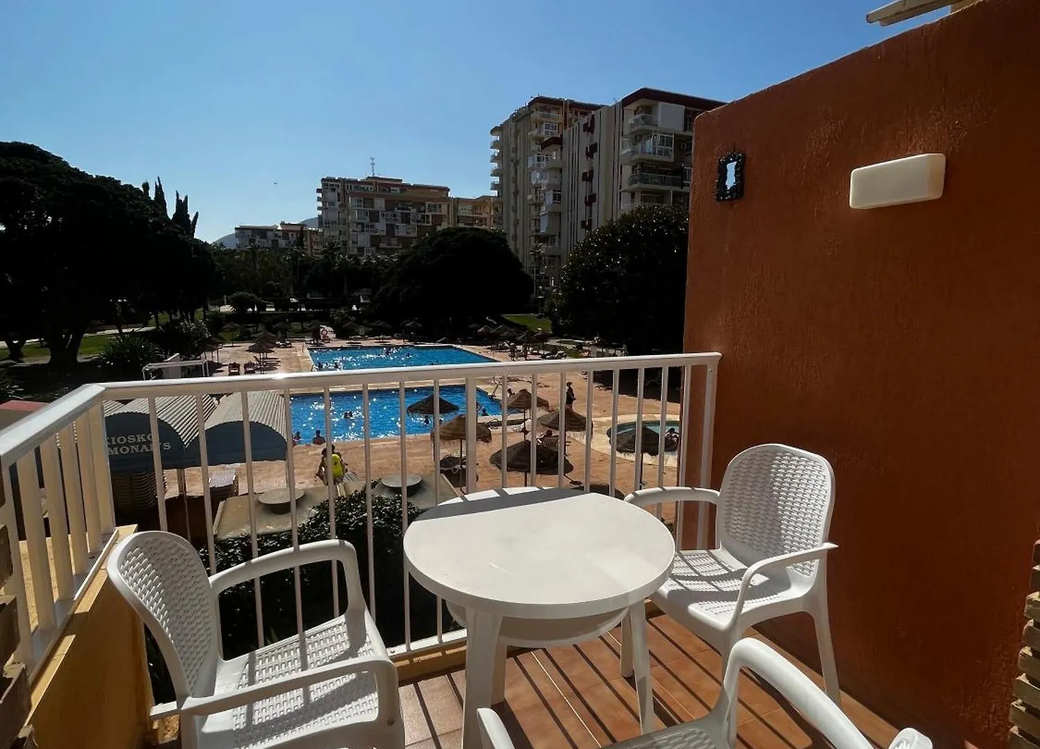 Acogedor Estudio Con Piscina Y Vistas Al Mar Бенальмадена